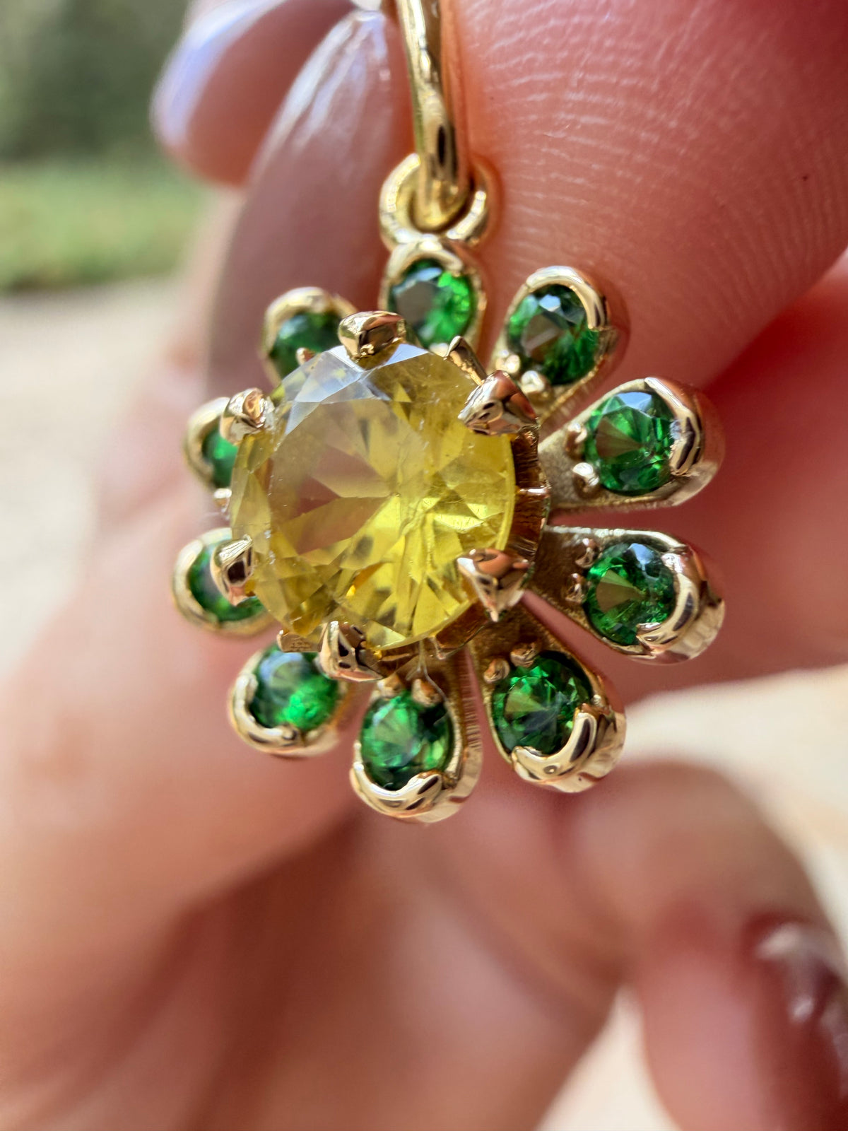 3GOG Natural Yellow Sapphire Flower Pendant 18K - Oct 2026 drop