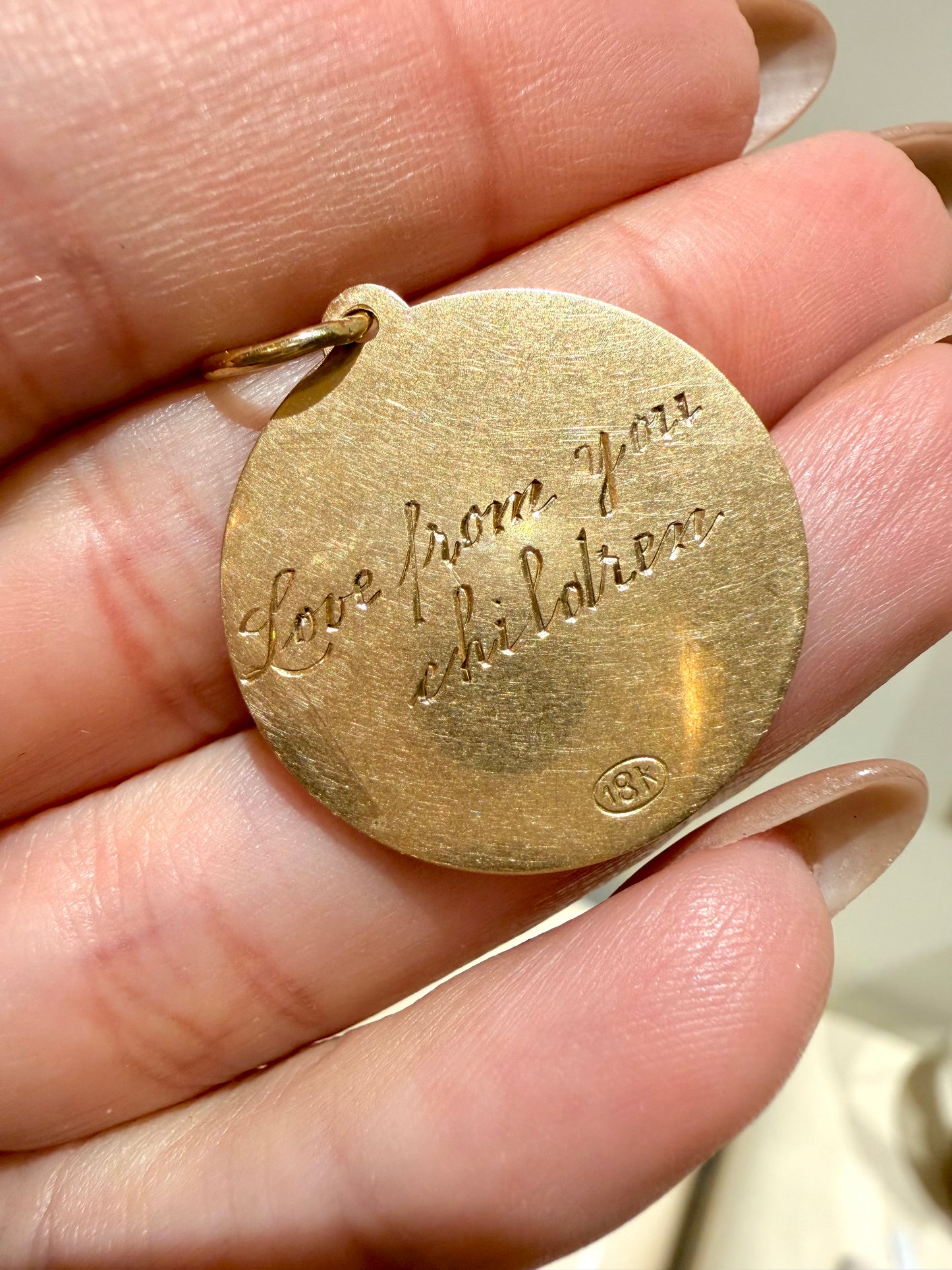 Vintage yellow 18K engraved 'SI / IS' medallion pendant with hearts and back engraving