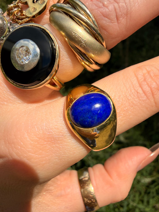 Vintage yellow 18K lapis lazuli cabochon signet ring, size 8.75 sizable
