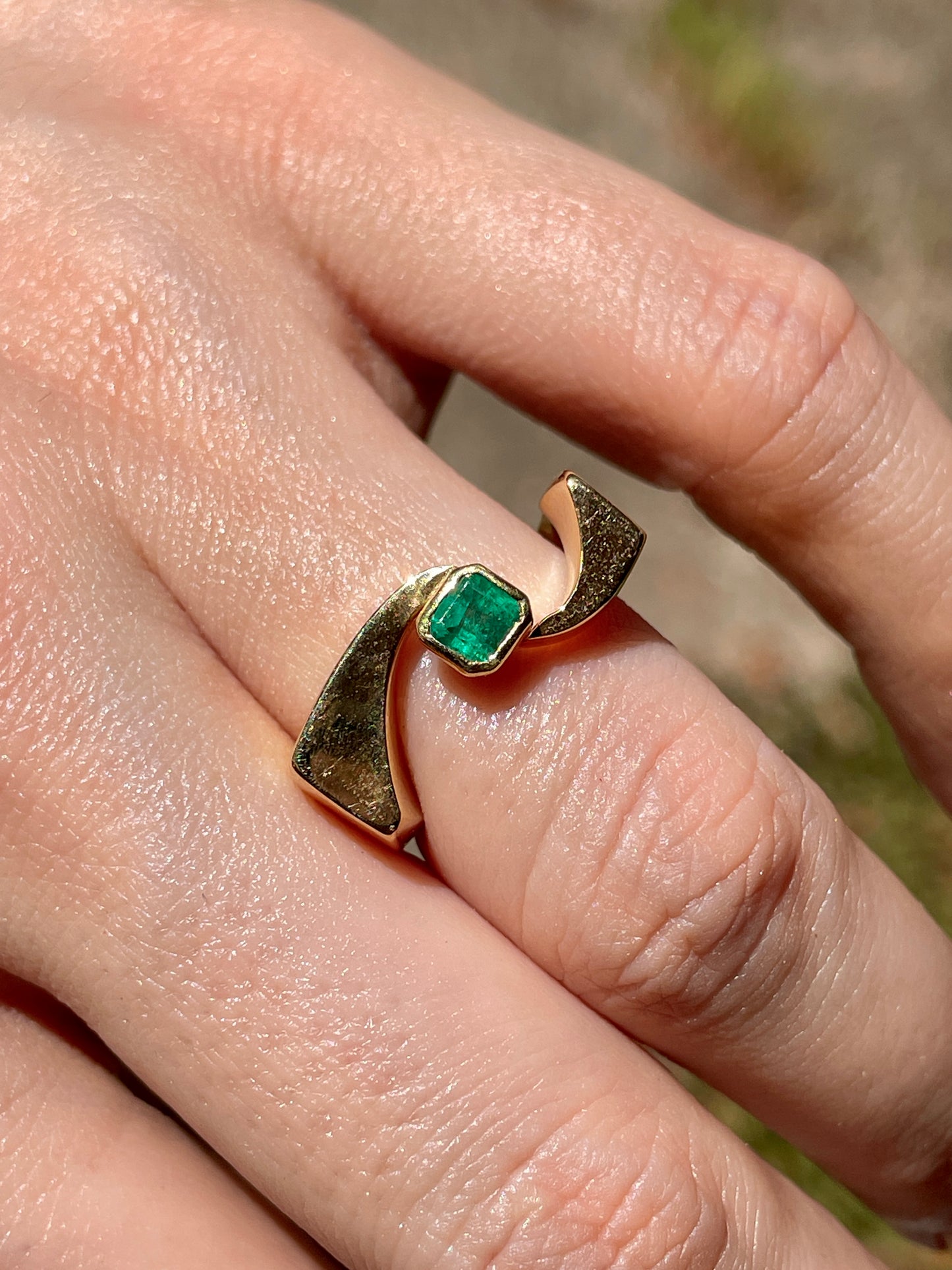 Vintage yellow 18K approx .28 ctw emerald swirly geometric ring, size 7.5