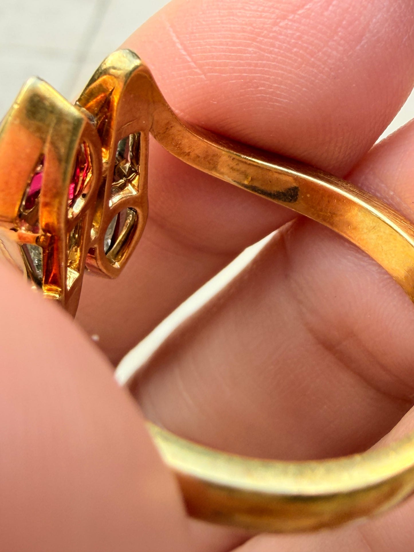 Vintage 18K approx 1.2 ctw diamond and 1.1 ctw ruby toi to moi ring, size 10.25