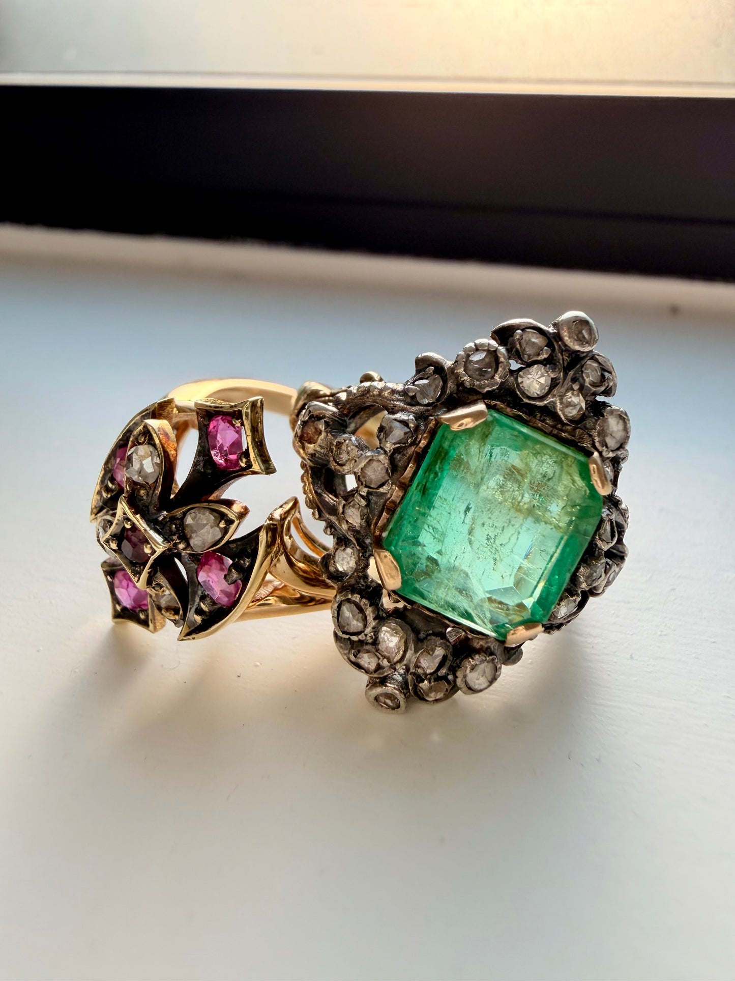 Antique yellow 18K approx 2.5 ctw emerald and rose cut diamond ring, size 6.75