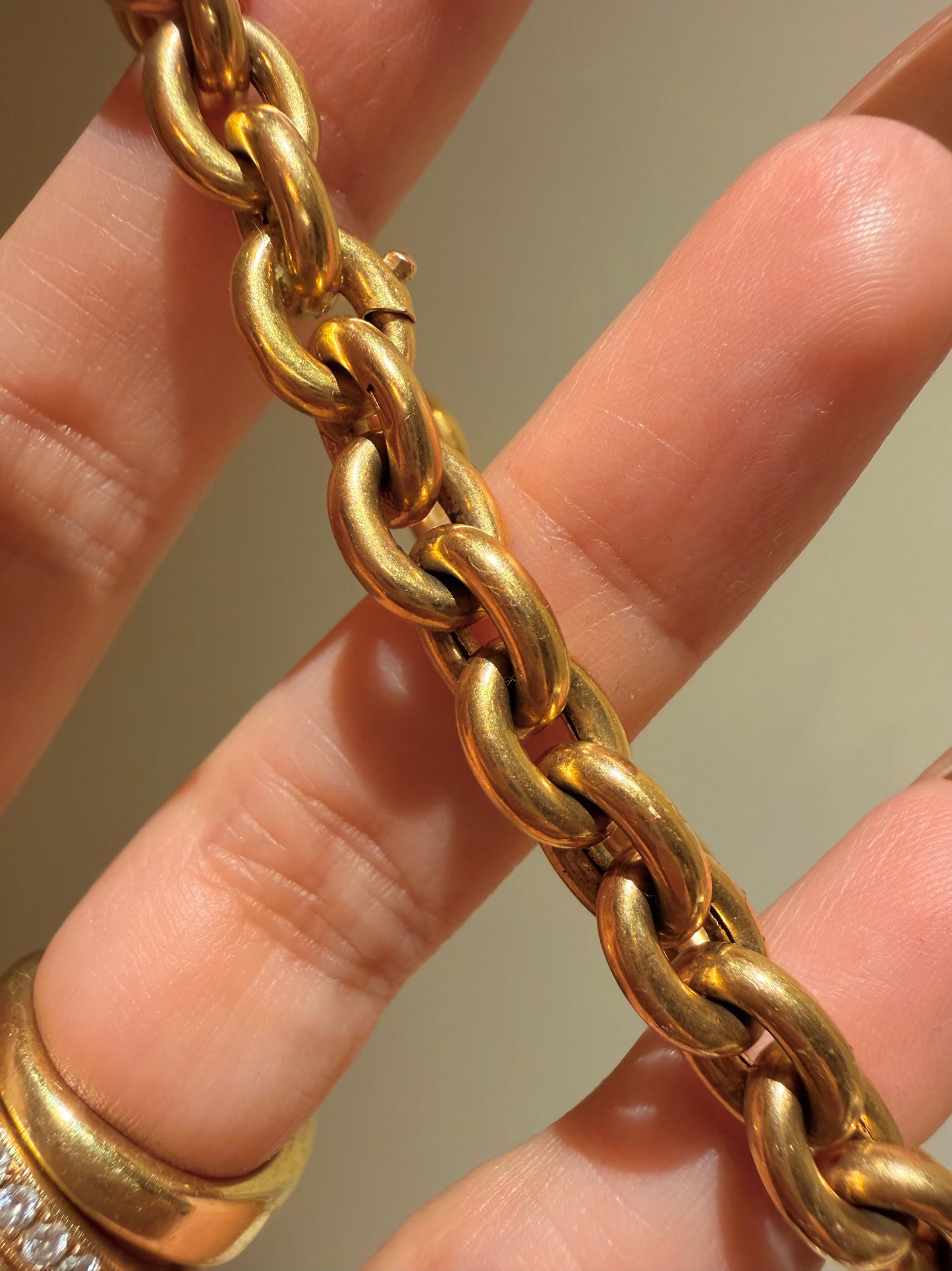 Vintage yellow 18K round cable link bracelet with continuous clasp, 6 and 5/8 inch fit