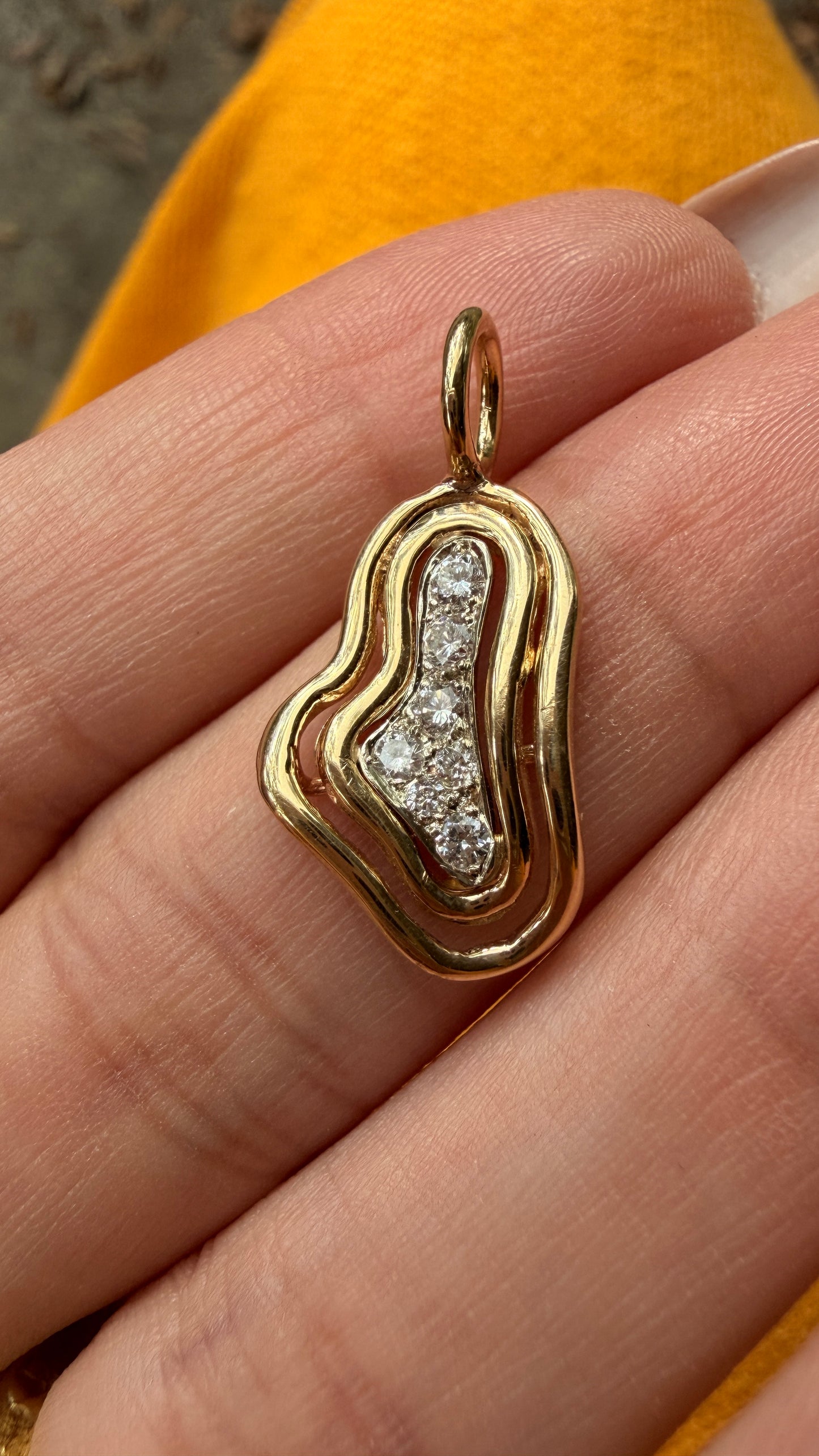 Vintage 14K .2 ctw diamond pebble shaped charm