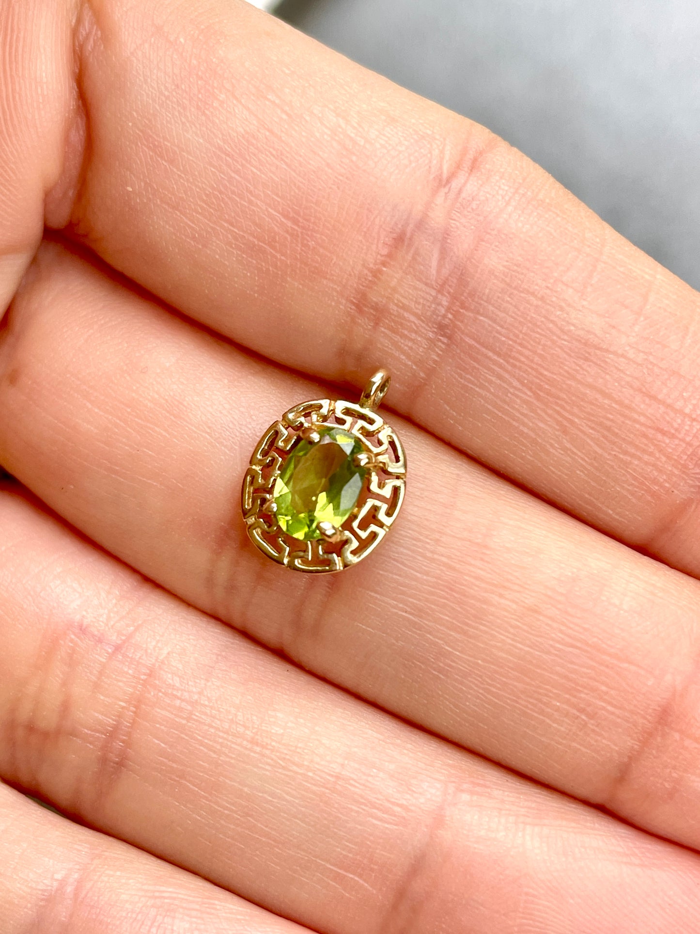 [PRIVATE] Vintage yellow 14K peridot pendant with greek key border