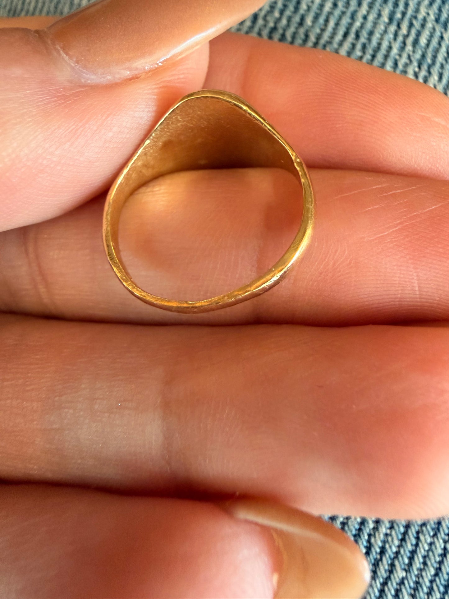 Vintage yellow 14K letter 'T' engraved oval signet ring, size 3.5