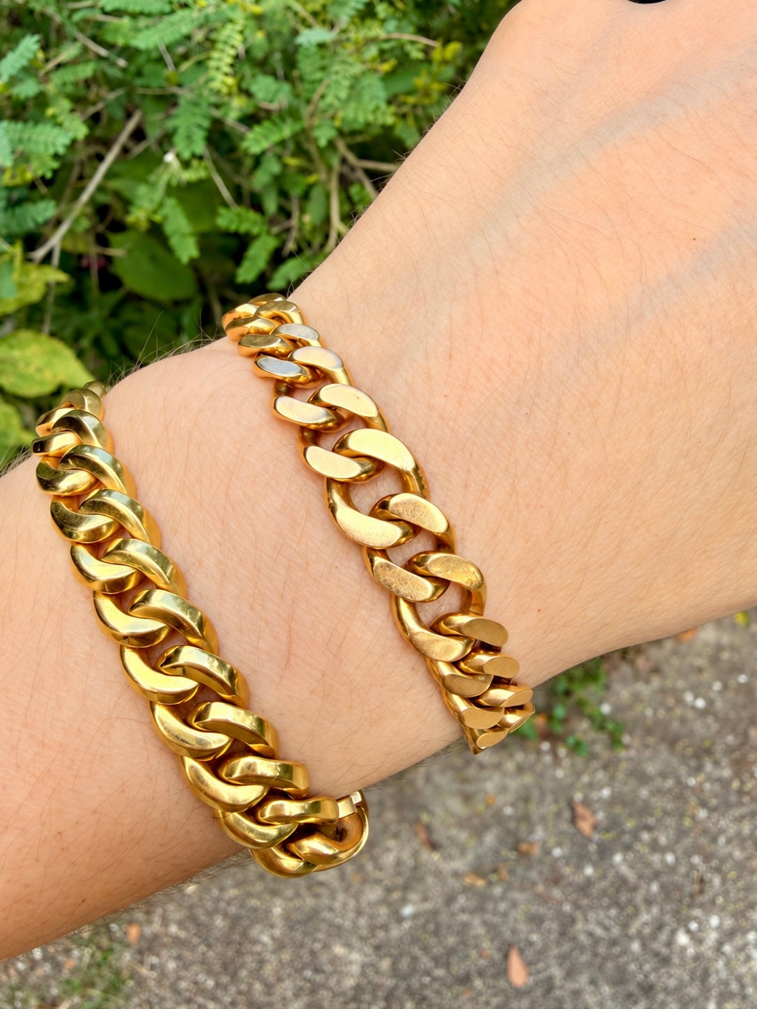 Vintage yellow 18K solid graduated curb bracelet, 7.5 inch sizable
