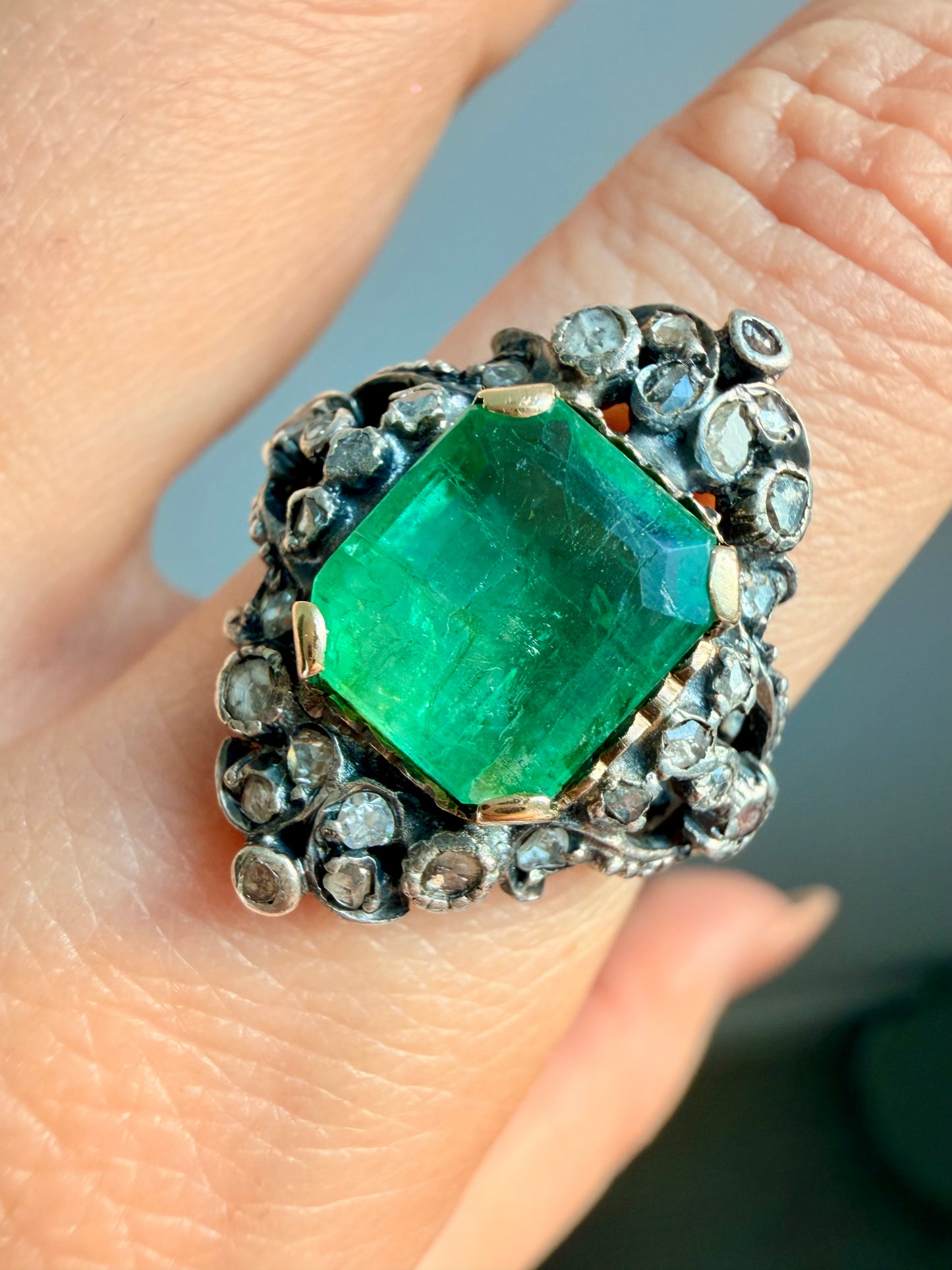 Antique yellow 18K approx 2.5 ctw emerald and rose cut diamond ring, size 6.75