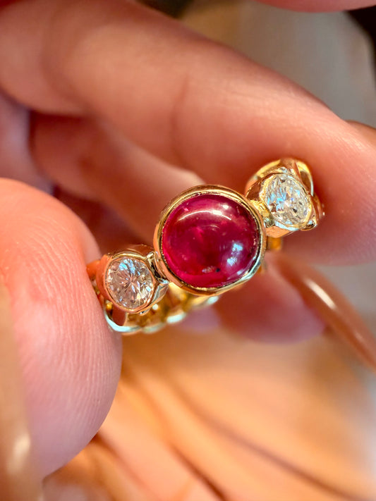 Vintage yellow 18K solid curb chain ring with .3ctw natural Ruby cabochon and .3ctw diamonds, size 6.25-6.5