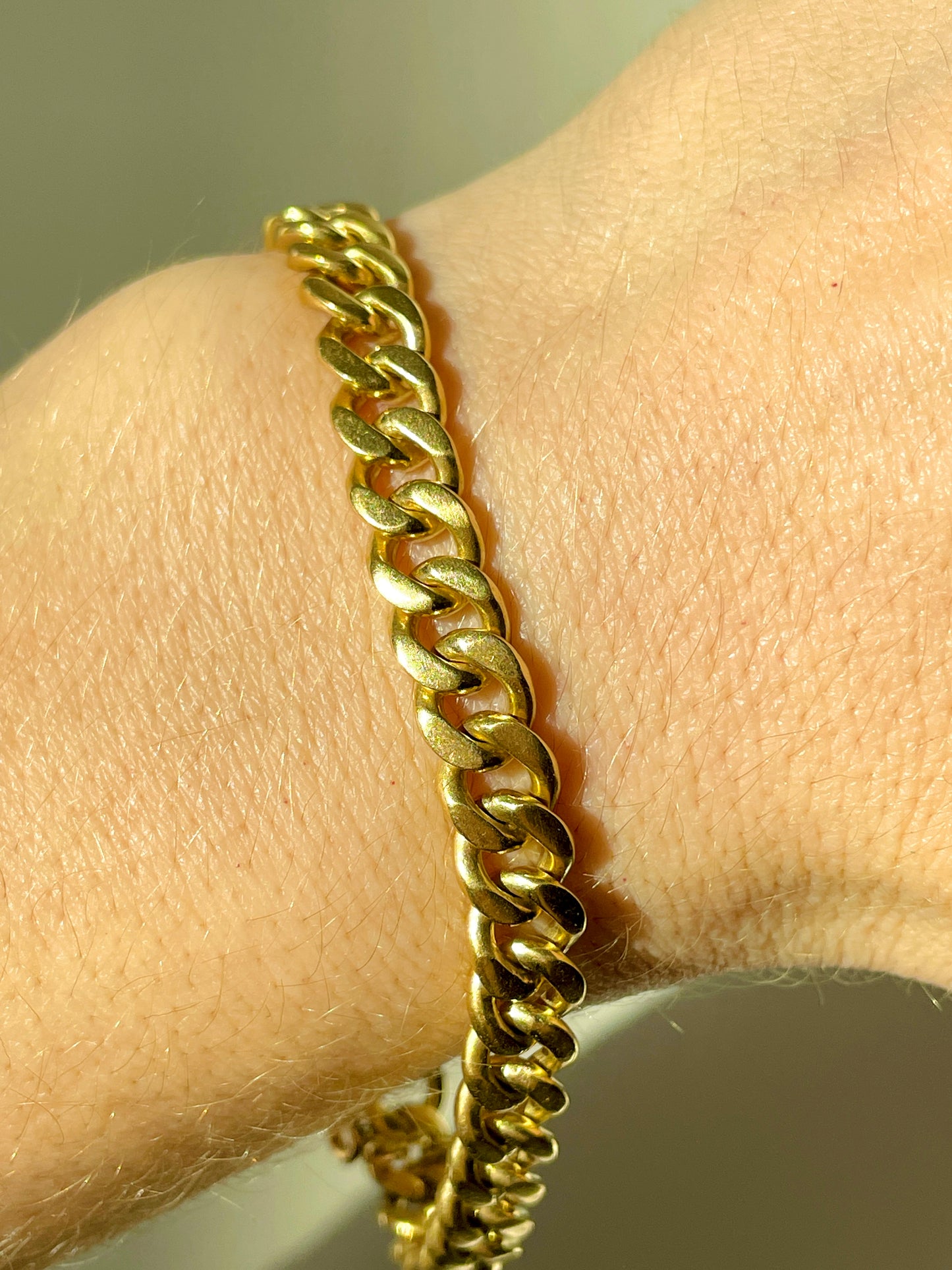 Vintage yellow solid 18K gold curb bracelet with safety chain, 7.75 inch