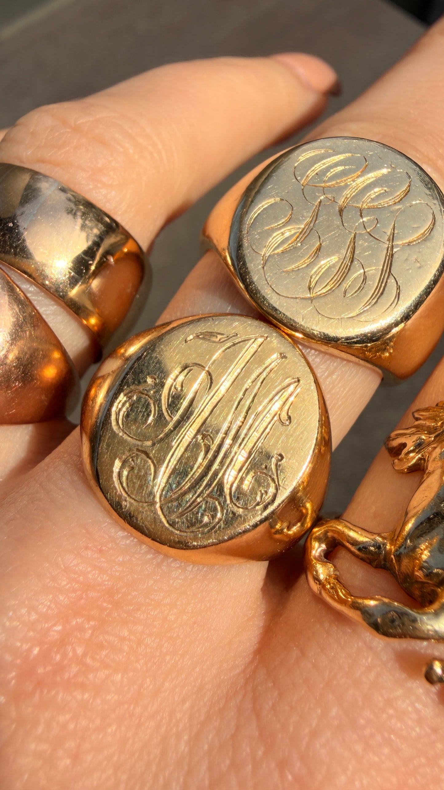 Vintage yellow 14K gold hand engraved 'AM' signet ring, size 7.5