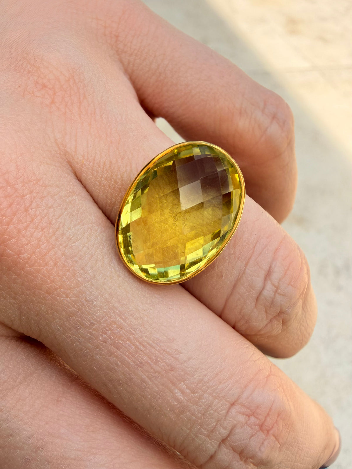 Vintage yellow 22K gold and approx 13 ctw faceted peridot ring, size 6.5 sizable