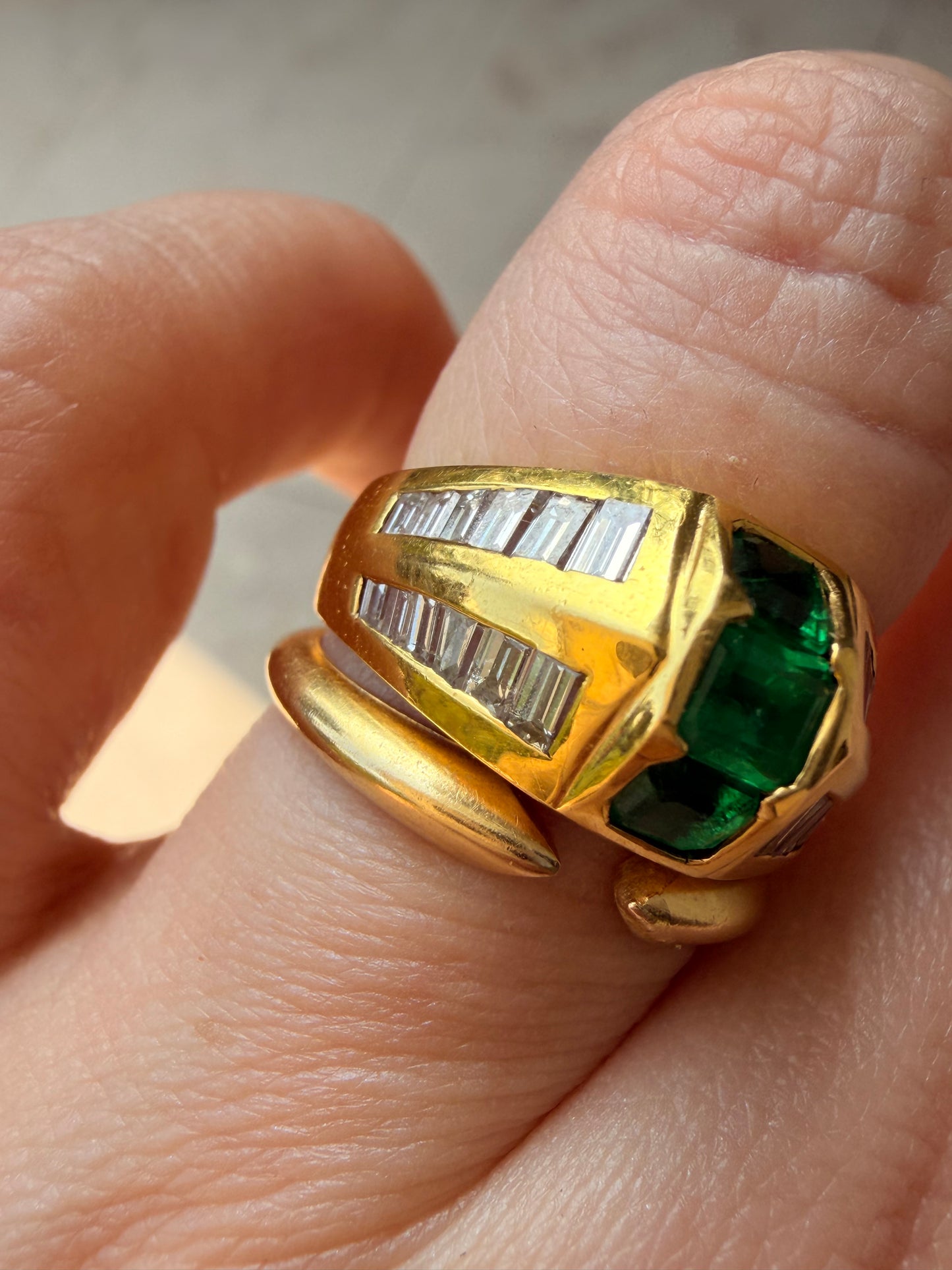 Vintage yellow 18K gold .96 ctw emerald and .52 ctw diamond baguette dome ring, size 6