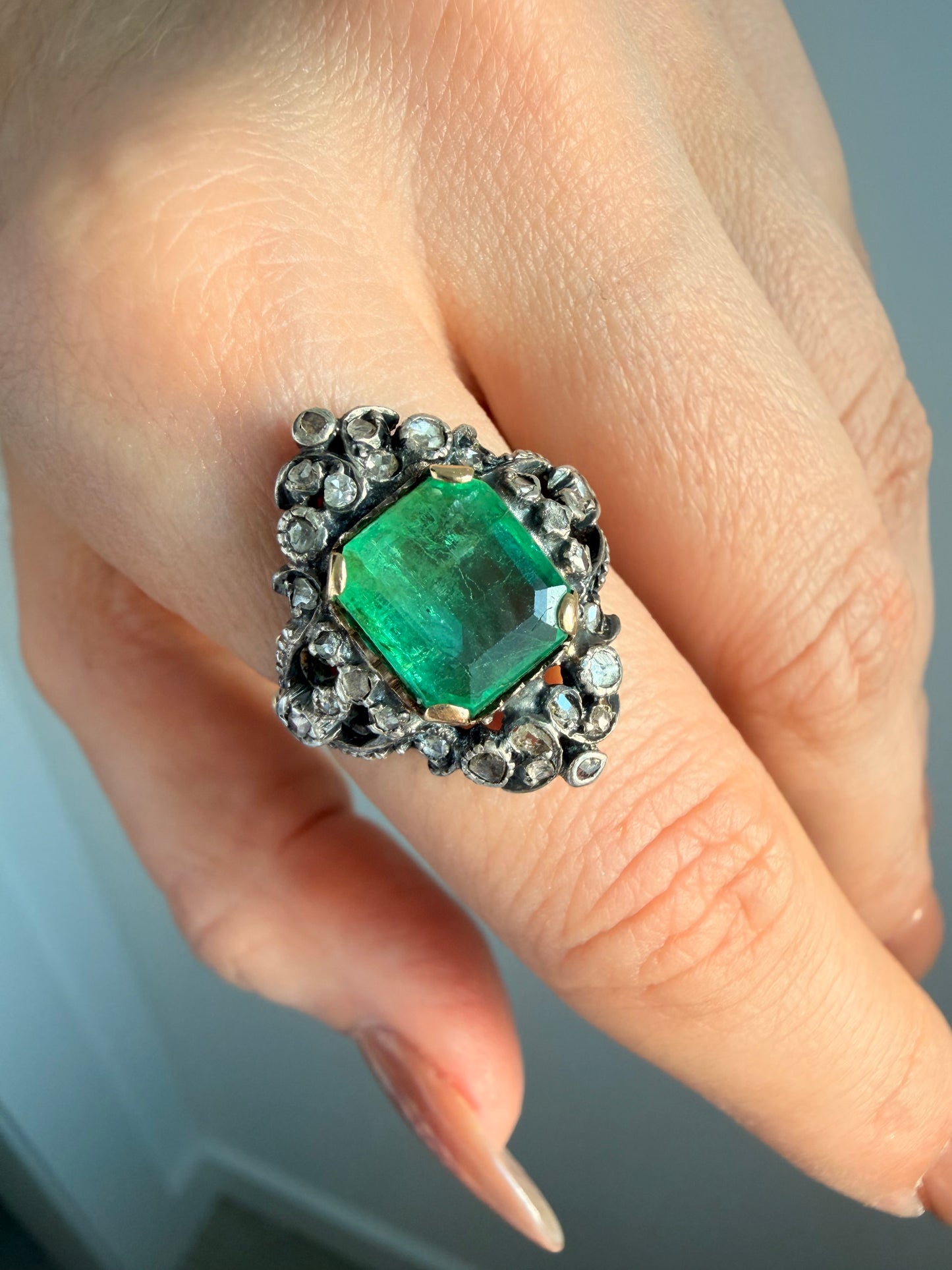 Antique yellow 18K approx 2.5 ctw emerald and rose cut diamond ring, size 6.75