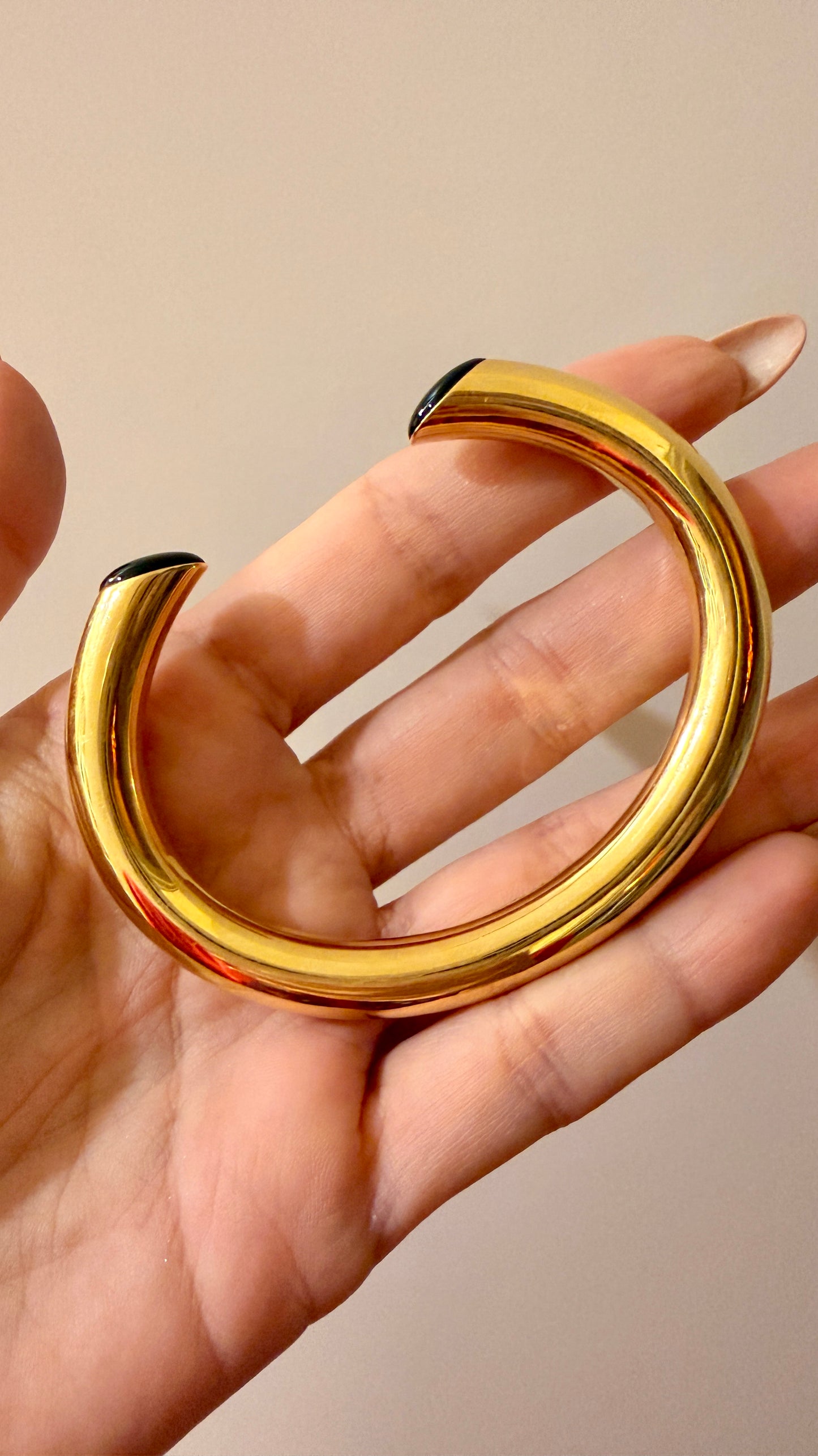 Vintage yellow 18K open bangle with onyx ends, 7 inch