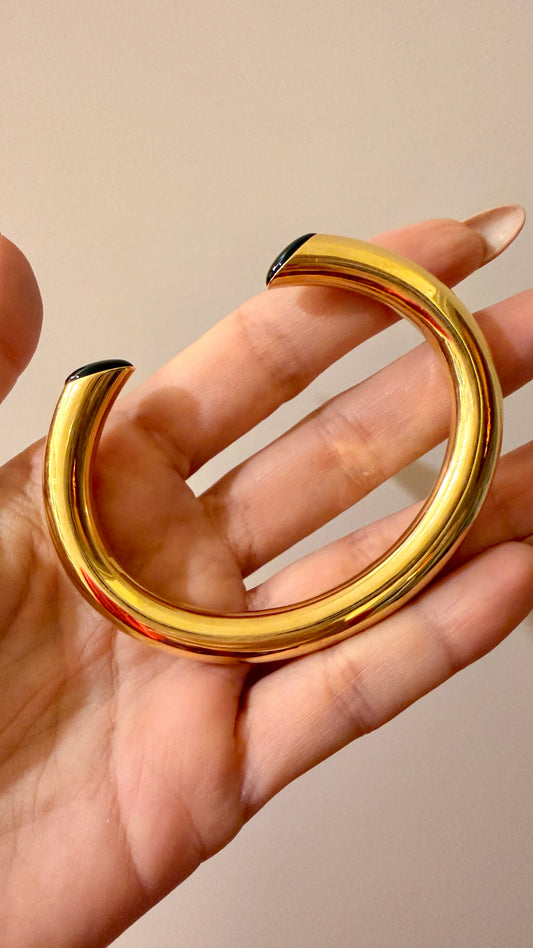 Vintage yellow 18K open bangle with onyx ends, 7 inch