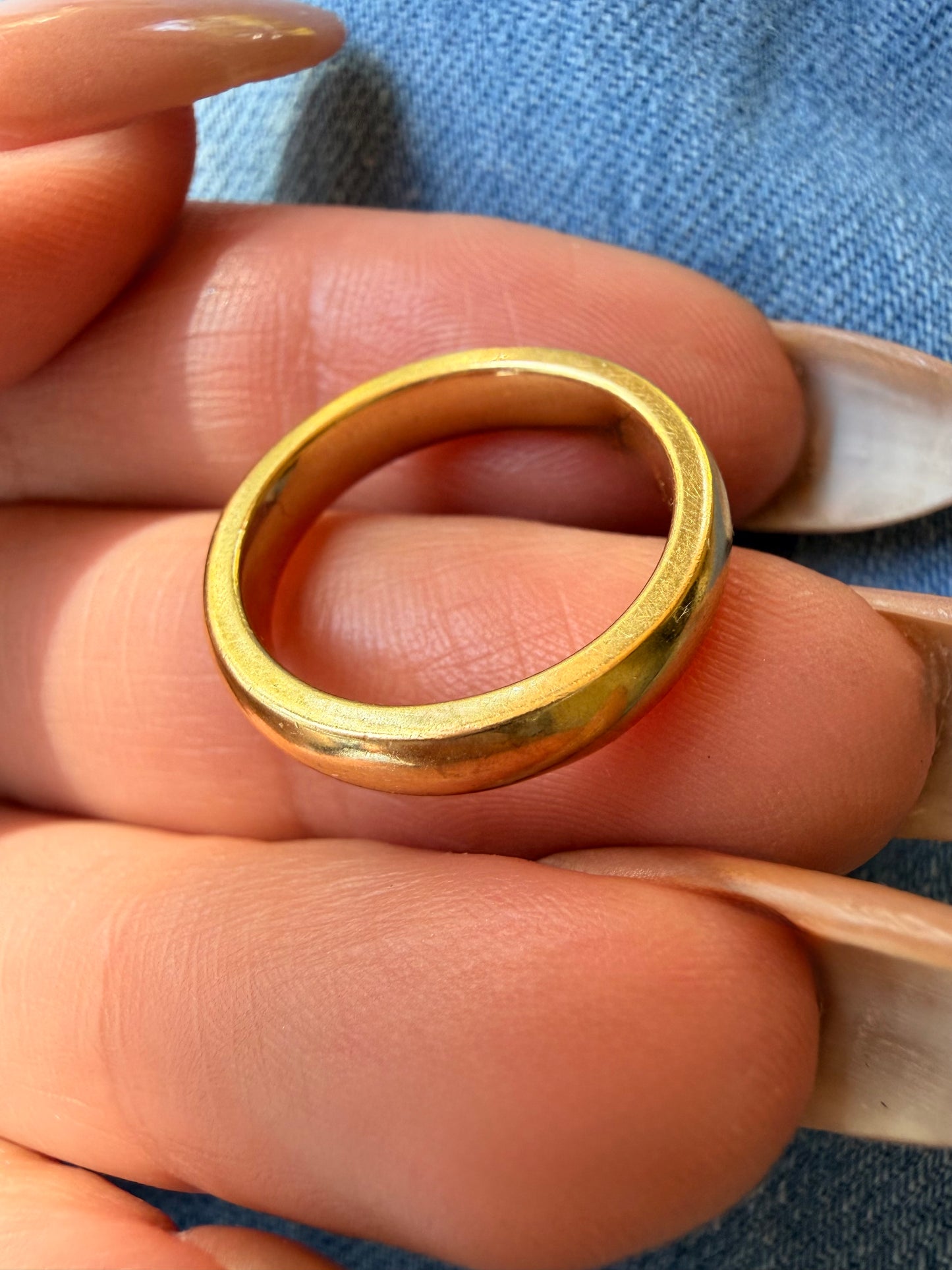 Vintage yellow 18K gold semi round band with squared inner edge, size 4.75