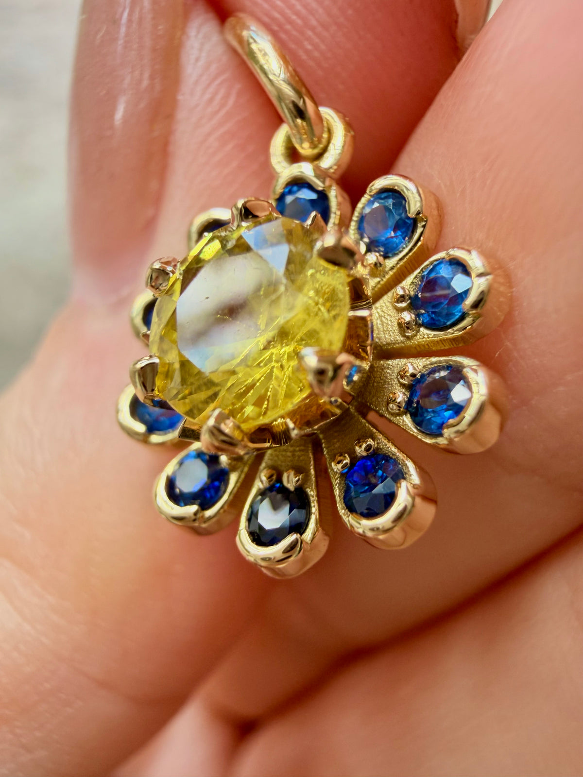 3GOG Natural Yellow Sapphire Flower Pendant 18K - Oct 2026 drop