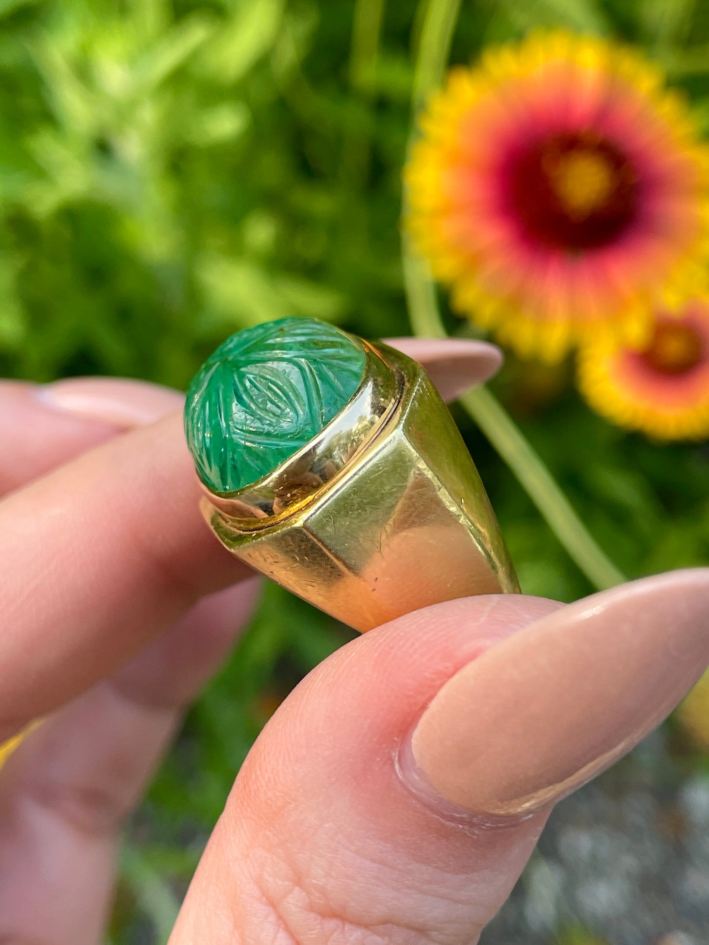 Vintage yellow 18K gold approx over 5 ctw carved natural emerald ring, size 5