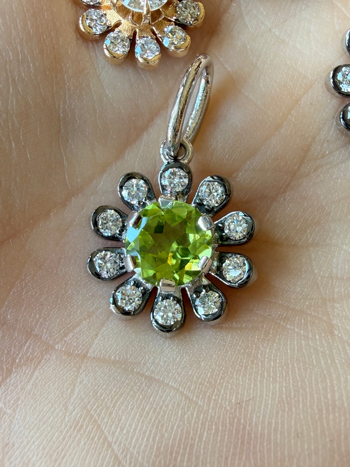 3GOG Natural Peridot Garden Party Flower Pendant 14K
