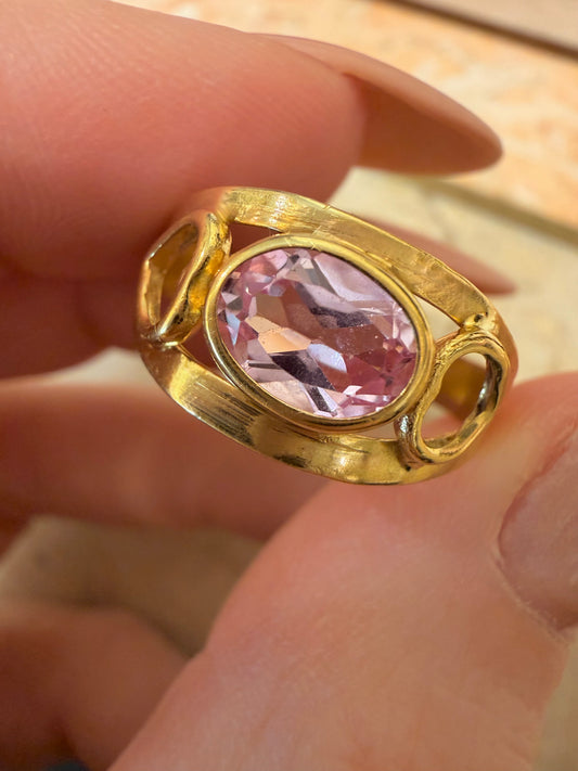 Vintage yellow 18K gold pink stone ring with heart shoulders, size 7.5-7.75