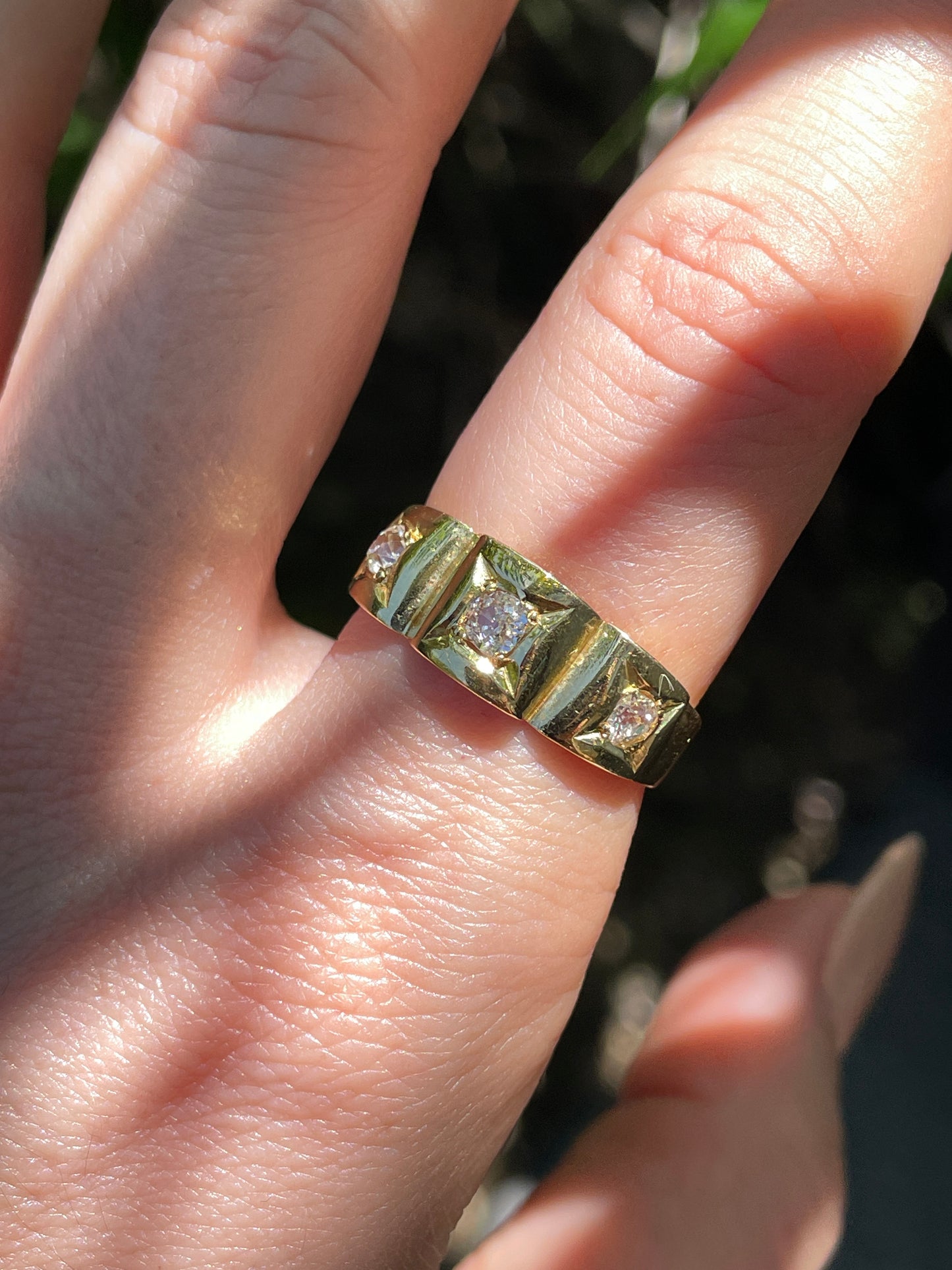 Antique yellow 18K approx .52 ctw old mine cut diamond 3 stone scalloped ring, size 8.25-8.5