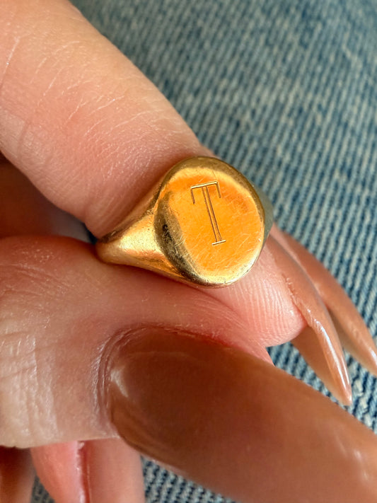 Vintage yellow 14K letter 'T' engraved oval signet ring, size 3.5