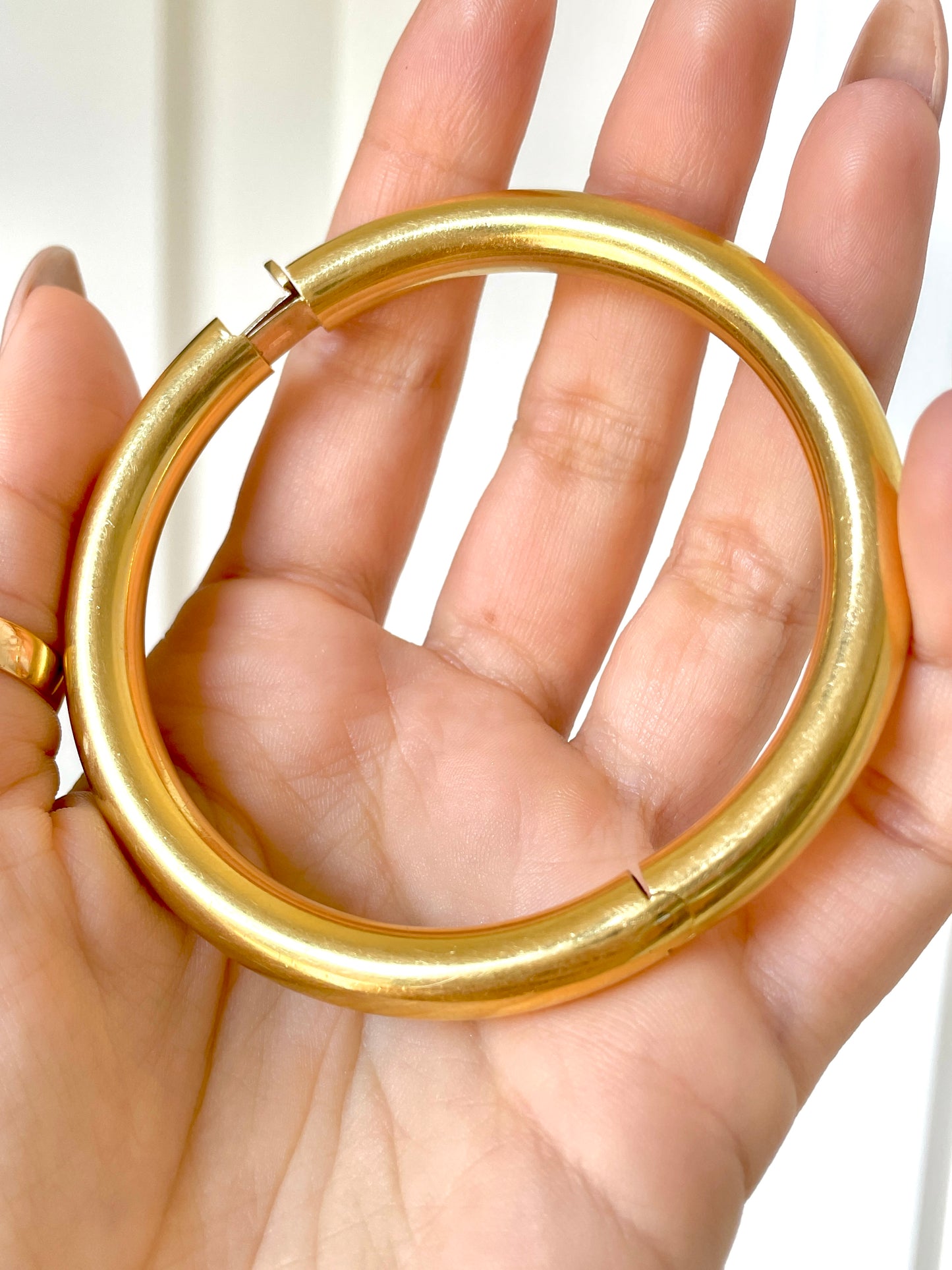 Vintage yellow 18K round heavy hinge bangle