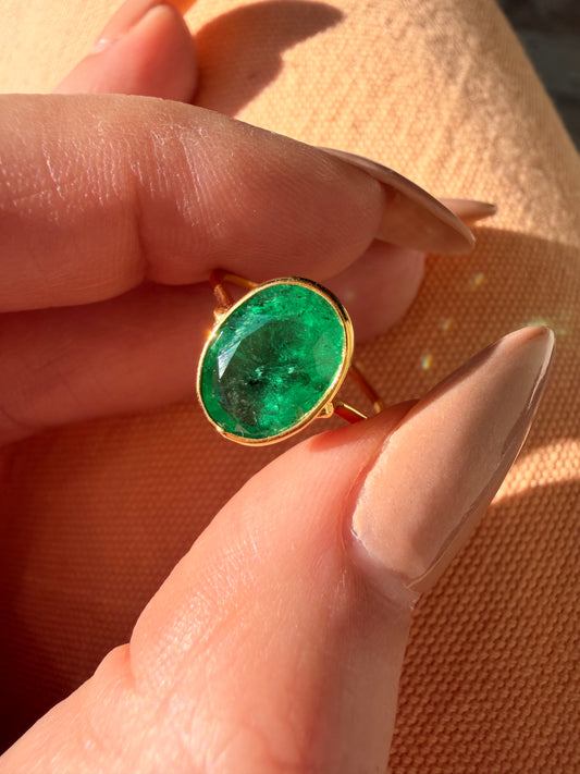 Vintage yellow 18K bezel set approx 2.5ctw natural emerald ring, size 6.5