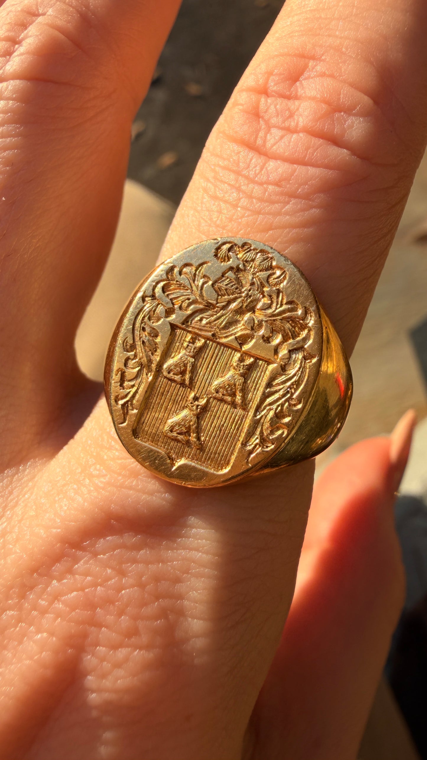 Antique yellow 18K wax seal engraved coat of arms signet ring with 3 cats, size 10