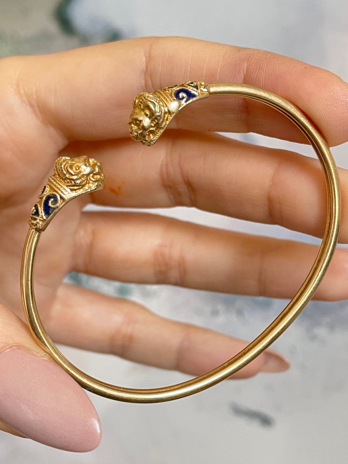Vintage yellow 14K gold and blue enamel lion heads bangle