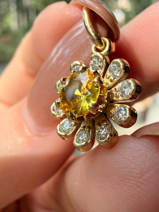 3GOG Natural Yellow Sapphire Flower Pendant 18K - Oct 2026 drop