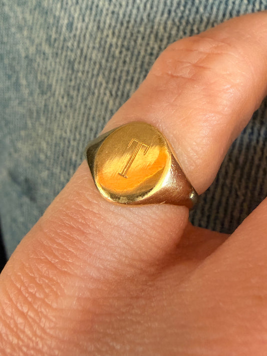 Vintage yellow 14K letter 'T' engraved oval signet ring, size 3.5