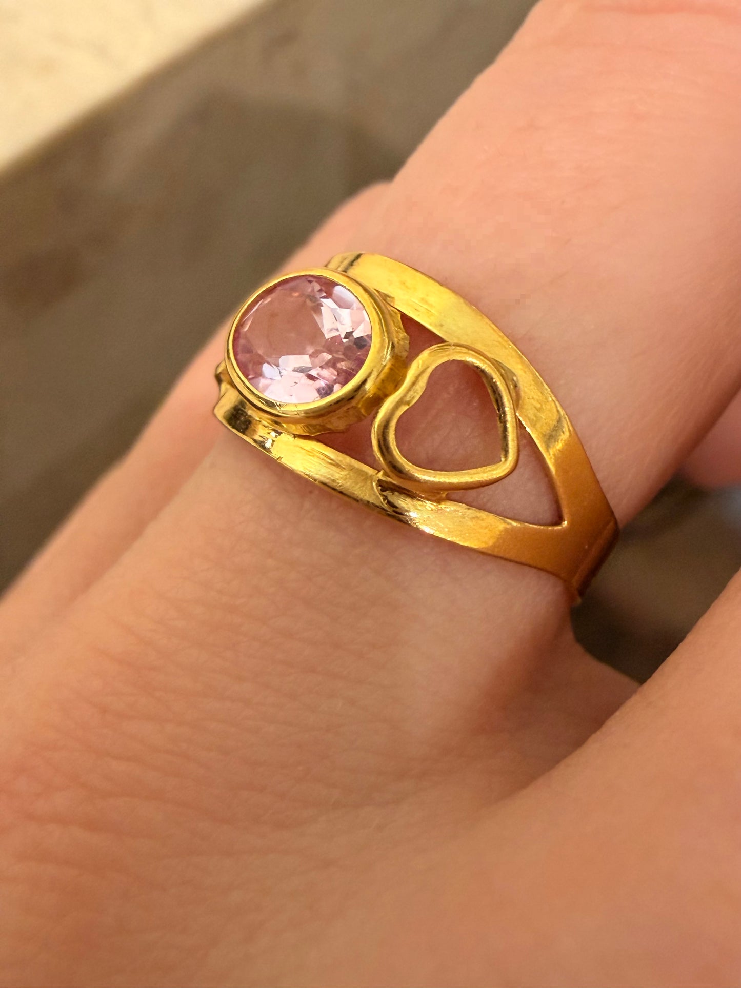 Vintage yellow 18K gold pink stone ring with heart shoulders, size 7.5-7.75
