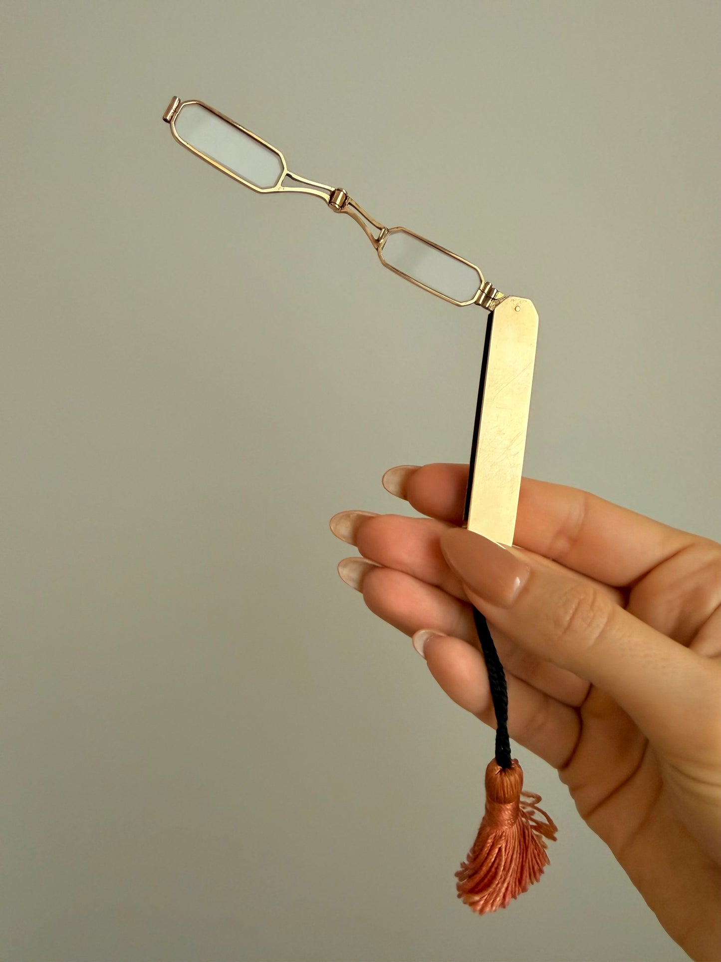 Antique yellow 14K gold magnifying glasses pendant