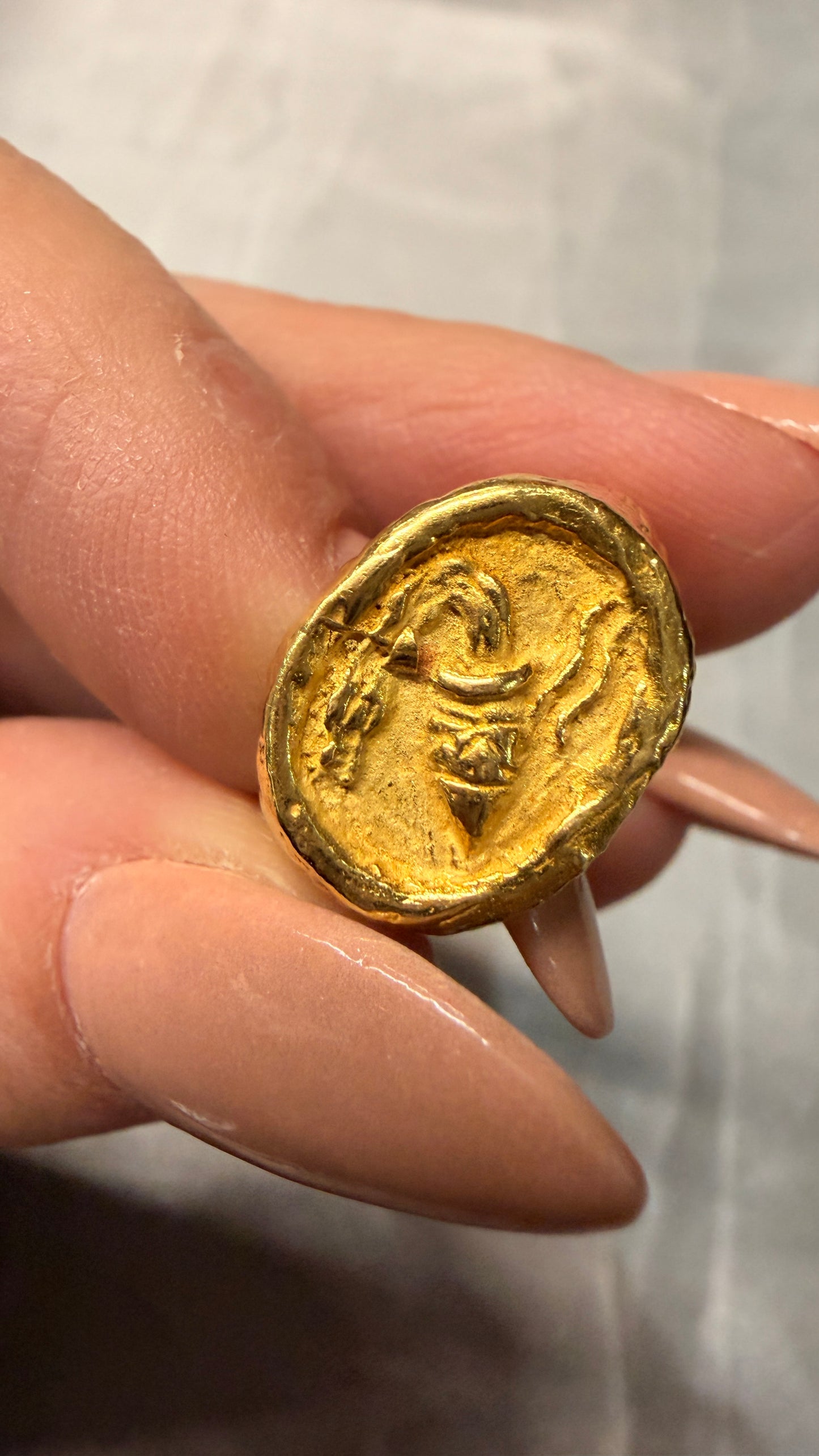 Vintage yellow 18K Aquarius zodiac signet ring
