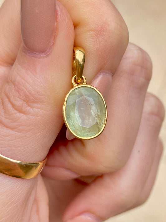 [PRIVATE] Vintage yellow 18K bezel set approx 3.7ctw light green beryl pendant
