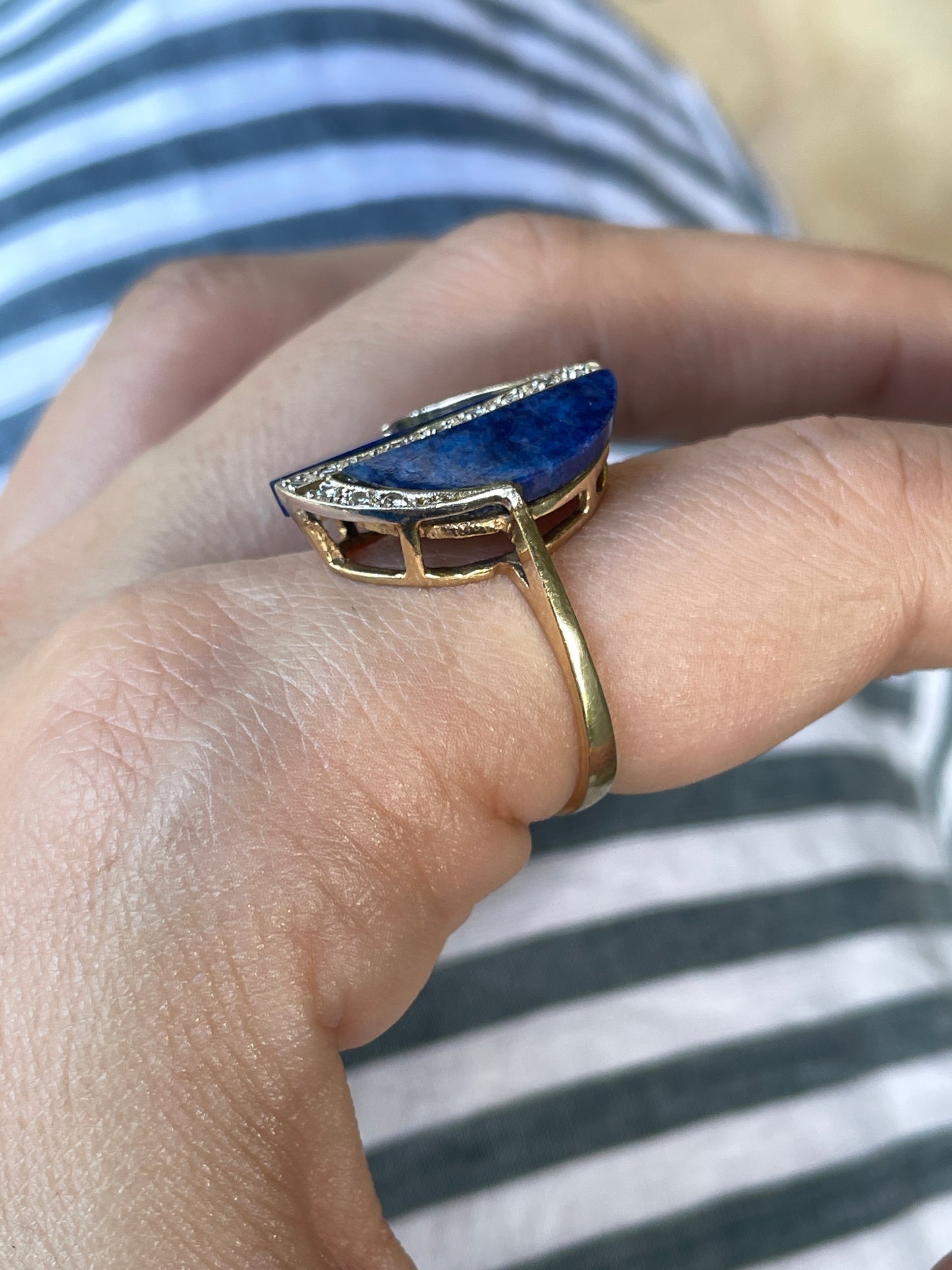Vintage yellow 14K approx .14 ctw diamond lapis ring, size 7.5