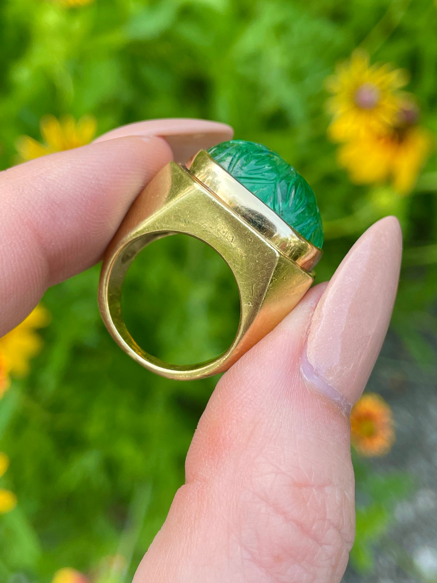 Vintage yellow 18K gold approx over 5 ctw carved natural emerald ring, size 5