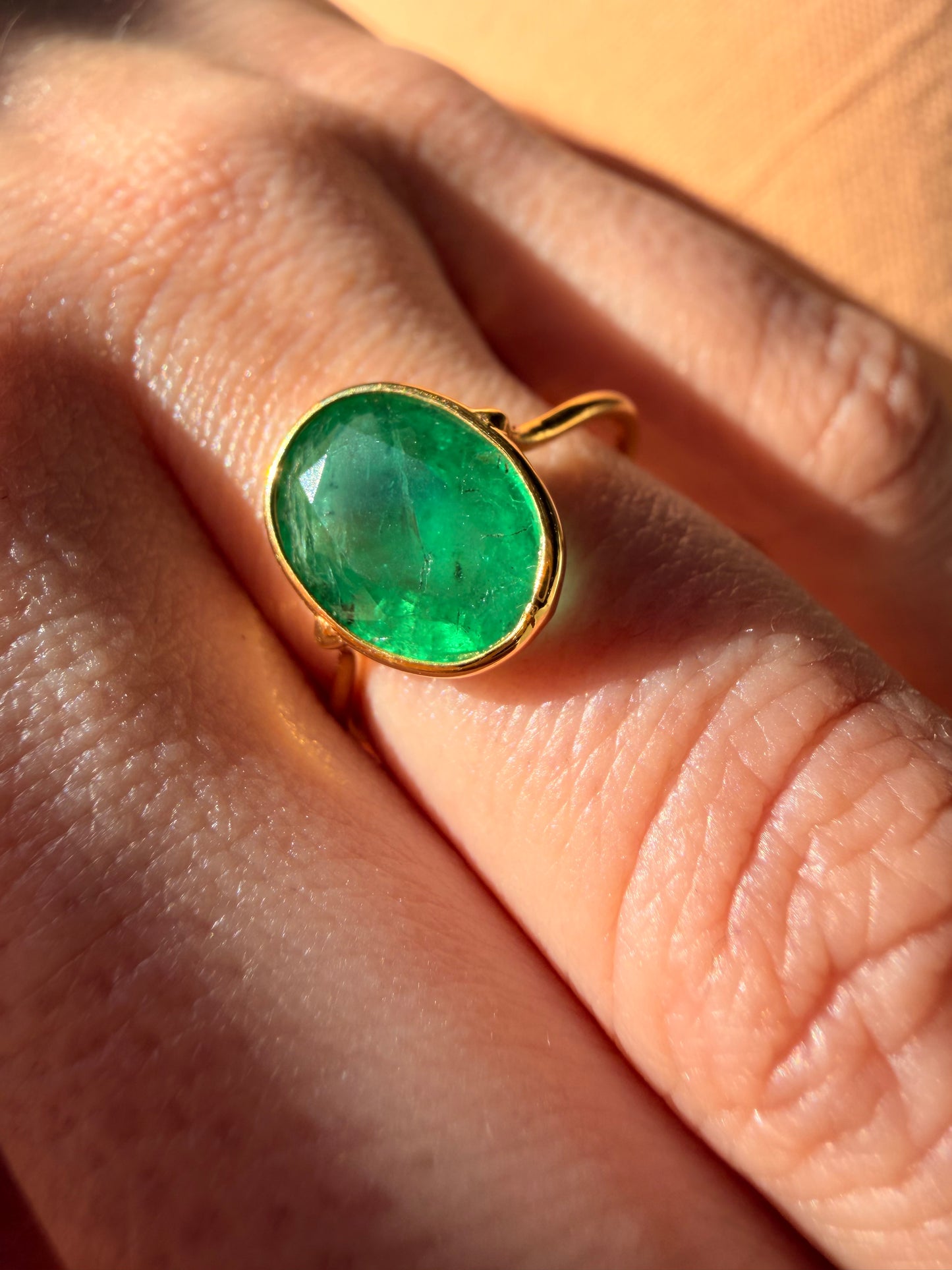 Vintage yellow 18K bezel set approx 2.5ctw natural emerald ring, size 6.5