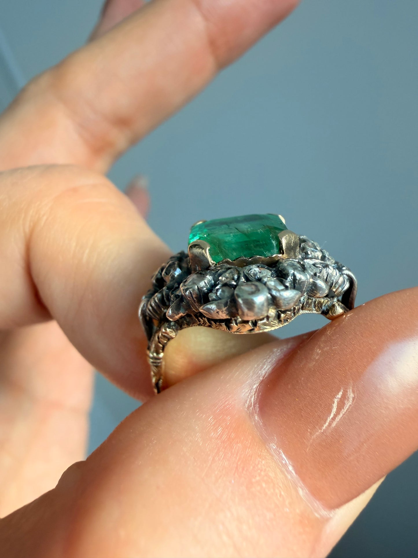 Antique yellow 18K approx 2.5 ctw emerald and rose cut diamond ring, size 6.75