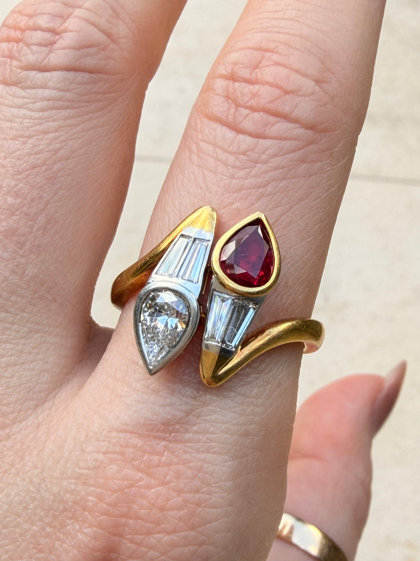 Vintage 18K approx 1.2 ctw diamond and 1.1 ctw ruby toi to moi ring, size 10.25