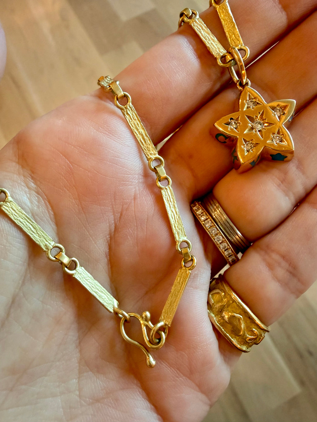 Vintage yellow 18K textured bar link chain with hook clasp, 18.5 inch