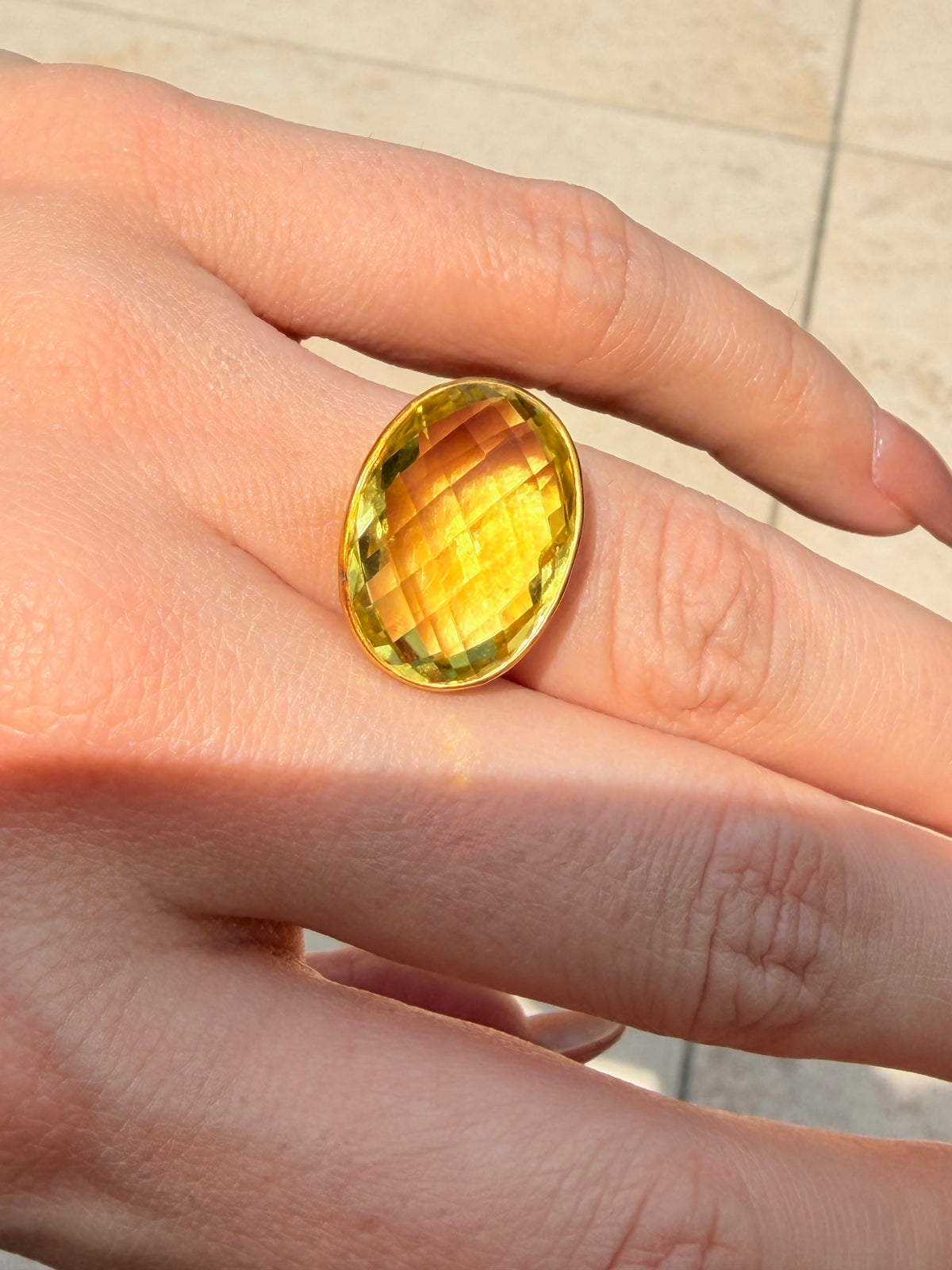 Vintage yellow 22K gold and approx 13 ctw faceted peridot ring, size 6.5 sizable