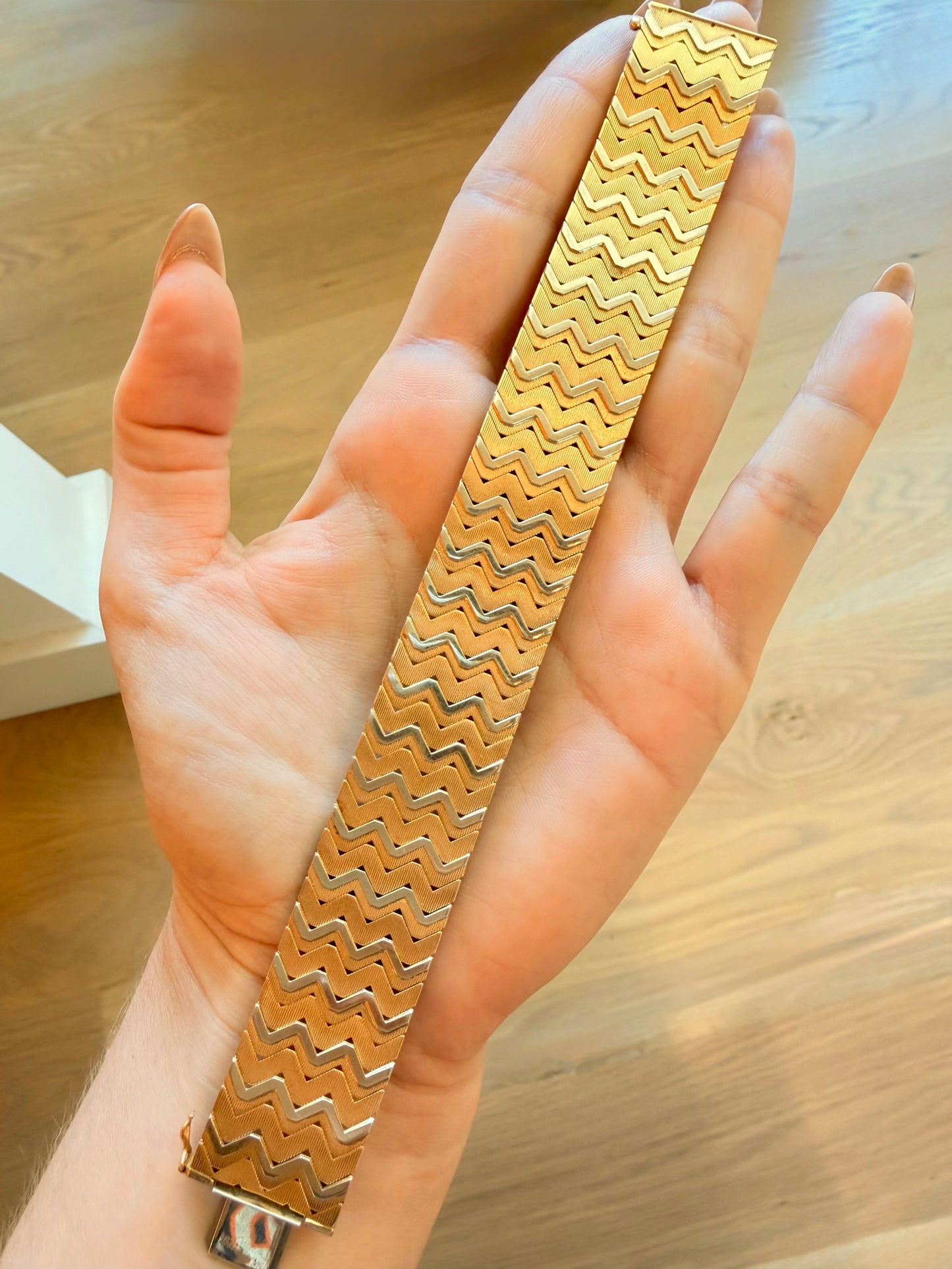 Vintage 18K UnoAerre chevron pattern wide bracelet