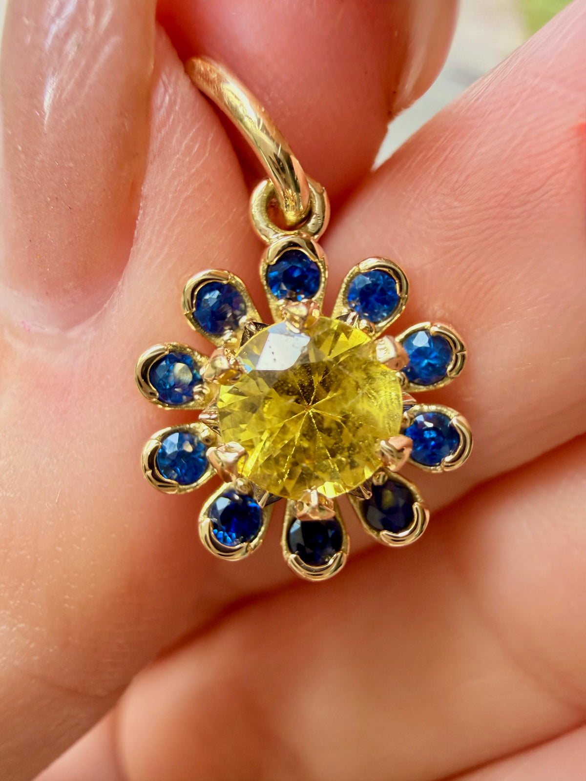 3GOG Natural Yellow Sapphire Flower Pendant 18K - Oct 2026 drop