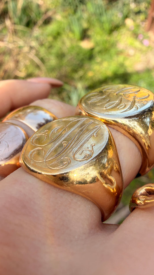 Vintage yellow 14K gold hand engraved 'AM' signet ring, size 7.5