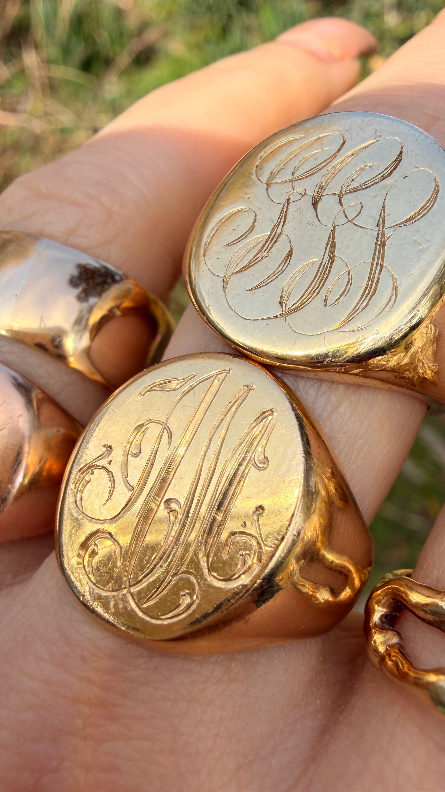 Vintage yellow 14K gold hand engraved 'AM' signet ring, size 7.5