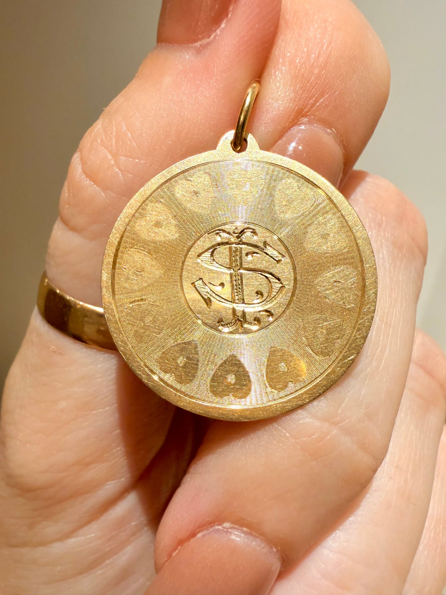 Vintage yellow 18K engraved 'SI / IS' medallion pendant with hearts and back engraving