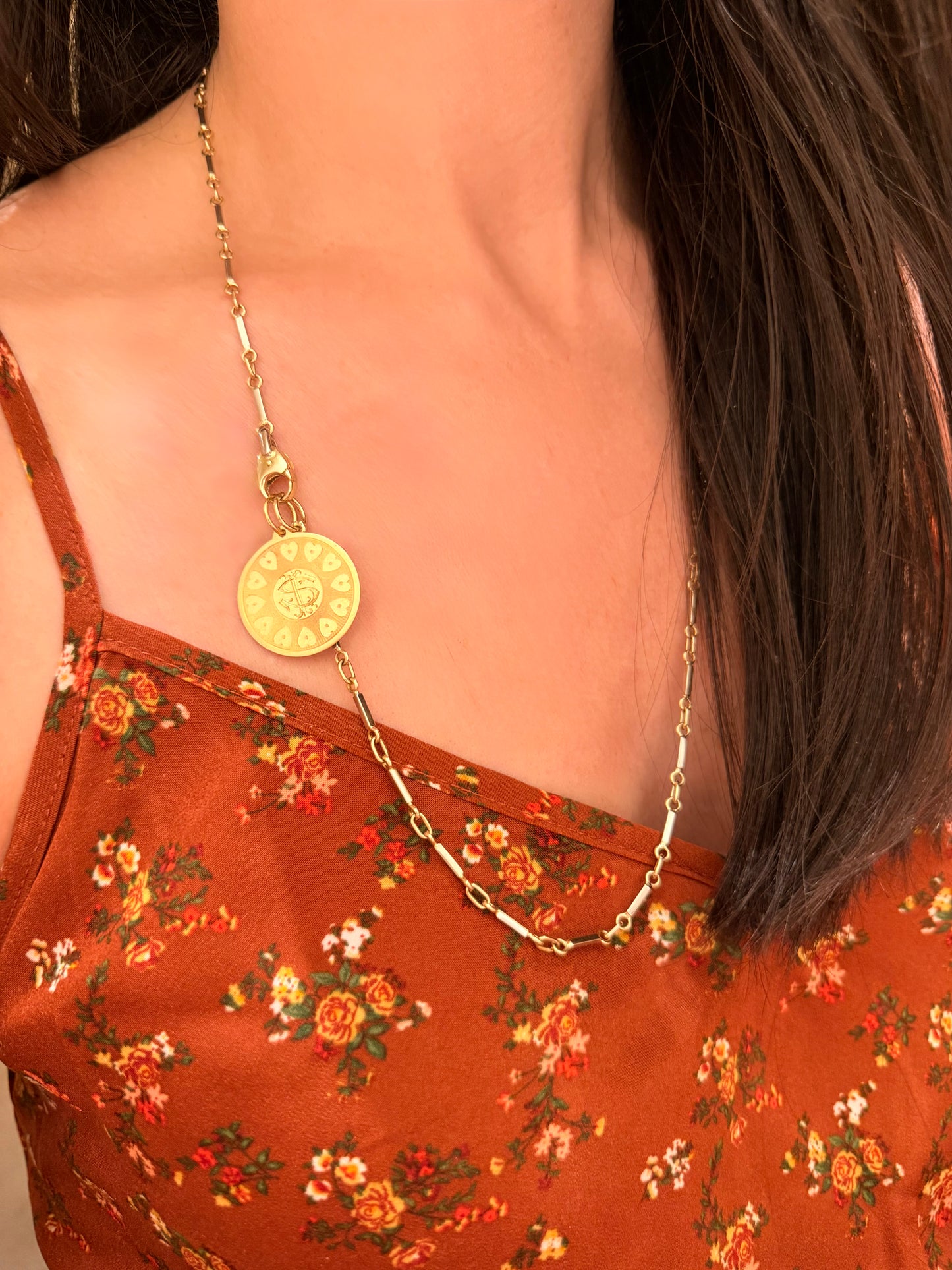Vintage yellow 18K engraved 'SI / IS' medallion pendant with hearts and back engraving